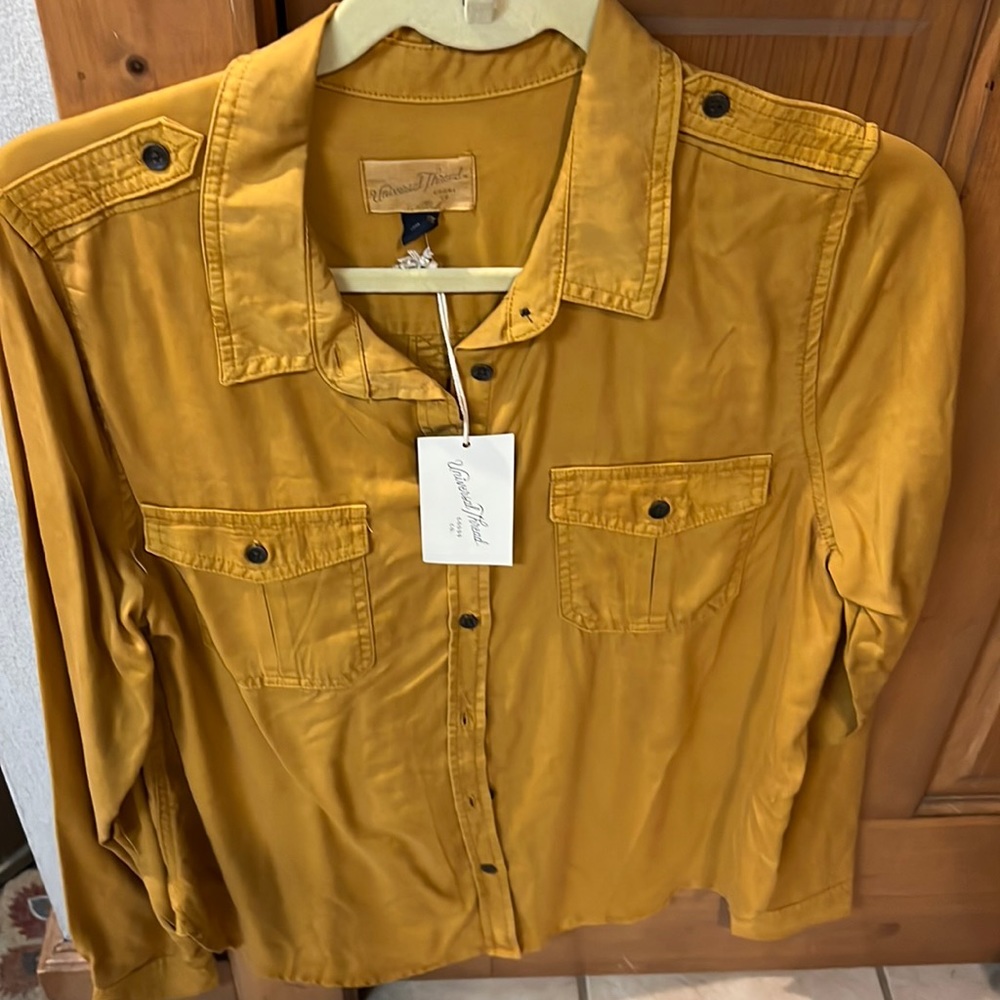 Medium women’s NWT button down shirt. Goldenrod. Universal Threads brand. Size M